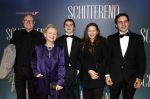 Amsterdam 9 december 2024
Premiere Schitetrend met in de hoofdrollen Holly Brood Gijs Scholten v Asschat Caro Lenssen Hannah Hoekstra Maarten Heijemans Bobbie Mulder Sidar Toksoz  in Tuschinski. Renee Soutendijk met man Thed Lenssen en kleinkinderen