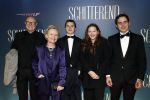 Amsterdam 9 december 2024
Premiere Schitetrend met in de hoofdrollen Holly Brood Gijs Scholten v Asschat Caro Lenssen Hannah Hoekstra Maarten Heijemans Bobbie Mulder Sidar Toksoz  in Tuschinski. Renee Soutendijk met man Thed Lenssen en kleinkinderen