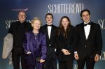 Amsterdam 9 december 2024
Premiere Schitetrend met in de hoofdrollen Holly Brood Gijs Scholten v Asschat Caro Lenssen Hannah Hoekstra Maarten Heijemans Bobbie Mulder Sidar Toksoz  in Tuschinski. Renee Soutendijk met man Thed Lenssen en kleinkinderen