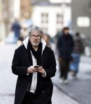 Amsterdam 7 december 2024
Ruud de Wild en zijn nieuwe vriendin Linda Stulic verlaten s ochtends samen het huis van Ruud en gaan met de auto naar hun winkel in de Jordaan . Ze hebben daar een pop up store. Linda is een fantastische fotograaf die ook wel de nieuwe Anton Corbijn wordt genoemd.