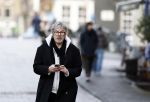 Amsterdam 7 december 2024
Ruud de Wild en zijn nieuwe vriendin Linda Stulic verlaten s ochtends samen het huis van Ruud en gaan met de auto naar hun winkel in de Jordaan . Ze hebben daar een pop up store. Linda is een fantastische fotograaf die ook wel de nieuwe Anton Corbijn wordt genoemd.
