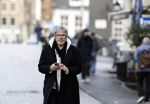 Amsterdam 7 december 2024
Ruud de Wild en zijn nieuwe vriendin Linda Stulic verlaten s ochtends samen het huis van Ruud en gaan met de auto naar hun winkel in de Jordaan . Ze hebben daar een pop up store. Linda is een fantastische fotograaf die ook wel de nieuwe Anton Corbijn wordt genoemd.