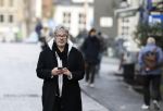 Amsterdam 7 december 2024
Ruud de Wild en zijn nieuwe vriendin Linda Stulic verlaten s ochtends samen het huis van Ruud en gaan met de auto naar hun winkel in de Jordaan . Ze hebben daar een pop up store. Linda is een fantastische fotograaf die ook wel de nieuwe Anton Corbijn wordt genoemd.