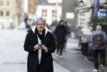 Amsterdam 7 december 2024
Ruud de Wild en zijn nieuwe vriendin Linda Stulic verlaten s ochtends samen het huis van Ruud en gaan met de auto naar hun winkel in de Jordaan . Ze hebben daar een pop up store. Linda is een fantastische fotograaf die ook wel de nieuwe Anton Corbijn wordt genoemd.