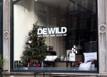 Amsterdam 7 december 2024
Ruud de Wild en zijn nieuwe vriendin Linda Stulic verlaten s ochtends samen het huis van Ruud en gaan met de auto naar hun winkel in de Jordaan . Ze hebben daar een pop up store. Linda is een fantastische fotograaf die ook wel de nieuwe Anton Corbijn wordt genoemd.