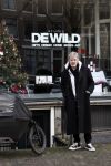 Amsterdam 7 december 2024
Ruud de Wild en zijn nieuwe vriendin Linda Stulic verlaten s ochtends samen het huis van Ruud en gaan met de auto naar hun winkel in de Jordaan . Ze hebben daar een pop up store. Linda is een fantastische fotograaf die ook wel de nieuwe Anton Corbijn wordt genoemd.