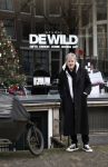 Amsterdam 7 december 2024
Ruud de Wild en zijn nieuwe vriendin Linda Stulic verlaten s ochtends samen het huis van Ruud en gaan met de auto naar hun winkel in de Jordaan . Ze hebben daar een pop up store. Linda is een fantastische fotograaf die ook wel de nieuwe Anton Corbijn wordt genoemd.
