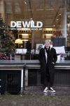 Amsterdam 7 december 2024
Ruud de Wild en zijn nieuwe vriendin Linda Stulic verlaten s ochtends samen het huis van Ruud en gaan met de auto naar hun winkel in de Jordaan . Ze hebben daar een pop up store. Linda is een fantastische fotograaf die ook wel de nieuwe Anton Corbijn wordt genoemd.