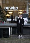 Amsterdam 7 december 2024
Ruud de Wild en zijn nieuwe vriendin Linda Stulic verlaten s ochtends samen het huis van Ruud en gaan met de auto naar hun winkel in de Jordaan . Ze hebben daar een pop up store. Linda is een fantastische fotograaf die ook wel de nieuwe Anton Corbijn wordt genoemd.