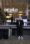 Amsterdam 7 december 2024
Ruud de Wild en zijn nieuwe vriendin Linda Stulic verlaten s ochtends samen het huis van Ruud en gaan met de auto naar hun winkel in de Jordaan . Ze hebben daar een pop up store. Linda is een fantastische fotograaf die ook wel de nieuwe Anton Corbijn wordt genoemd.