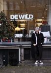 Amsterdam 7 december 2024
Ruud de Wild en zijn nieuwe vriendin Linda Stulic verlaten s ochtends samen het huis van Ruud en gaan met de auto naar hun winkel in de Jordaan . Ze hebben daar een pop up store. Linda is een fantastische fotograaf die ook wel de nieuwe Anton Corbijn wordt genoemd.