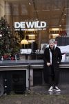 Amsterdam 7 december 2024
Ruud de Wild en zijn nieuwe vriendin Linda Stulic verlaten s ochtends samen het huis van Ruud en gaan met de auto naar hun winkel in de Jordaan . Ze hebben daar een pop up store. Linda is een fantastische fotograaf die ook wel de nieuwe Anton Corbijn wordt genoemd.