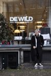 Amsterdam 7 december 2024
Ruud de Wild en zijn nieuwe vriendin Linda Stulic verlaten s ochtends samen het huis van Ruud en gaan met de auto naar hun winkel in de Jordaan . Ze hebben daar een pop up store. Linda is een fantastische fotograaf die ook wel de nieuwe Anton Corbijn wordt genoemd.