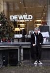 Amsterdam 7 december 2024
Ruud de Wild en zijn nieuwe vriendin Linda Stulic verlaten s ochtends samen het huis van Ruud en gaan met de auto naar hun winkel in de Jordaan . Ze hebben daar een pop up store. Linda is een fantastische fotograaf die ook wel de nieuwe Anton Corbijn wordt genoemd.