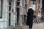 Amsterdam 7 december 2024
Ruud de Wild en zijn nieuwe vriendin Linda Stulic verlaten s ochtends samen het huis van Ruud en gaan met de auto naar hun winkel in de Jordaan . Ze hebben daar een pop up store. Linda is een fantastische fotograaf die ook wel de nieuwe Anton Corbijn wordt genoemd.