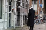 Amsterdam 7 december 2024
Ruud de Wild en zijn nieuwe vriendin Linda Stulic verlaten s ochtends samen het huis van Ruud en gaan met de auto naar hun winkel in de Jordaan . Ze hebben daar een pop up store. Linda is een fantastische fotograaf die ook wel de nieuwe Anton Corbijn wordt genoemd.