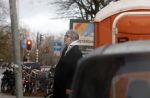 Amsterdam 7 december 2024
Ruud de Wild en zijn nieuwe vriendin Linda Stulic verlaten s ochtends samen het huis van Ruud en gaan met de auto naar hun winkel in de Jordaan . Ze hebben daar een pop up store. Linda is een fantastische fotograaf die ook wel de nieuwe Anton Corbijn wordt genoemd.