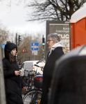 Amsterdam 7 december 2024
Ruud de Wild en zijn nieuwe vriendin Linda Stulic verlaten s ochtends samen het huis van Ruud en gaan met de auto naar hun winkel in de Jordaan . Ze hebben daar een pop up store. Linda is een fantastische fotograaf die ook wel de nieuwe Anton Corbijn wordt genoemd.