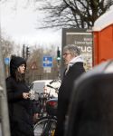 Amsterdam 7 december 2024
Ruud de Wild en zijn nieuwe vriendin Linda Stulic verlaten s ochtends samen het huis van Ruud en gaan met de auto naar hun winkel in de Jordaan . Ze hebben daar een pop up store. Linda is een fantastische fotograaf die ook wel de nieuwe Anton Corbijn wordt genoemd.