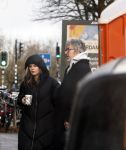 Amsterdam 7 december 2024
Ruud de Wild en zijn nieuwe vriendin Linda Stulic verlaten s ochtends samen het huis van Ruud en gaan met de auto naar hun winkel in de Jordaan . Ze hebben daar een pop up store. Linda is een fantastische fotograaf die ook wel de nieuwe Anton Corbijn wordt genoemd.
