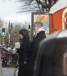 Amsterdam 7 december 2024
Ruud de Wild en zijn nieuwe vriendin Linda Stulic verlaten s ochtends samen het huis van Ruud en gaan met de auto naar hun winkel in de Jordaan . Ze hebben daar een pop up store. Linda is een fantastische fotograaf die ook wel de nieuwe Anton Corbijn wordt genoemd.