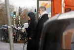 Amsterdam 7 december 2024
Ruud de Wild en zijn nieuwe vriendin Linda Stulic verlaten s ochtends samen het huis van Ruud en gaan met de auto naar hun winkel in de Jordaan . Ze hebben daar een pop up store. Linda is een fantastische fotograaf die ook wel de nieuwe Anton Corbijn wordt genoemd.