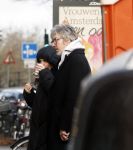 Amsterdam 7 december 2024
Ruud de Wild en zijn nieuwe vriendin Linda Stulic verlaten s ochtends samen het huis van Ruud en gaan met de auto naar hun winkel in de Jordaan . Ze hebben daar een pop up store. Linda is een fantastische fotograaf die ook wel de nieuwe Anton Corbijn wordt genoemd.