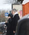 Amsterdam 7 december 2024
Ruud de Wild en zijn nieuwe vriendin Linda Stulic verlaten s ochtends samen het huis van Ruud en gaan met de auto naar hun winkel in de Jordaan . Ze hebben daar een pop up store. Linda is een fantastische fotograaf die ook wel de nieuwe Anton Corbijn wordt genoemd.