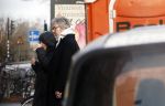 Amsterdam 7 december 2024
Ruud de Wild en zijn nieuwe vriendin Linda Stulic verlaten s ochtends samen het huis van Ruud en gaan met de auto naar hun winkel in de Jordaan . Ze hebben daar een pop up store. Linda is een fantastische fotograaf die ook wel de nieuwe Anton Corbijn wordt genoemd.