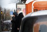 Amsterdam 7 december 2024
Ruud de Wild en zijn nieuwe vriendin Linda Stulic verlaten s ochtends samen het huis van Ruud en gaan met de auto naar hun winkel in de Jordaan . Ze hebben daar een pop up store. Linda is een fantastische fotograaf die ook wel de nieuwe Anton Corbijn wordt genoemd.