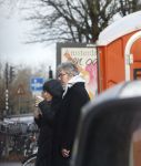 Amsterdam 7 december 2024
Ruud de Wild en zijn nieuwe vriendin Linda Stulic verlaten s ochtends samen het huis van Ruud en gaan met de auto naar hun winkel in de Jordaan . Ze hebben daar een pop up store. Linda is een fantastische fotograaf die ook wel de nieuwe Anton Corbijn wordt genoemd.