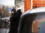 Amsterdam 7 december 2024
Ruud de Wild en zijn nieuwe vriendin Linda Stulic verlaten s ochtends samen het huis van Ruud en gaan met de auto naar hun winkel in de Jordaan . Ze hebben daar een pop up store. Linda is een fantastische fotograaf die ook wel de nieuwe Anton Corbijn wordt genoemd.