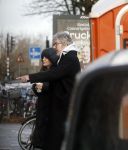 Amsterdam 7 december 2024
Ruud de Wild en zijn nieuwe vriendin Linda Stulic verlaten s ochtends samen het huis van Ruud en gaan met de auto naar hun winkel in de Jordaan . Ze hebben daar een pop up store. Linda is een fantastische fotograaf die ook wel de nieuwe Anton Corbijn wordt genoemd.