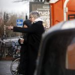 Amsterdam 7 december 2024
Ruud de Wild en zijn nieuwe vriendin Linda Stulic verlaten s ochtends samen het huis van Ruud en gaan met de auto naar hun winkel in de Jordaan . Ze hebben daar een pop up store. Linda is een fantastische fotograaf die ook wel de nieuwe Anton Corbijn wordt genoemd.