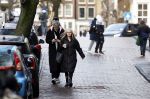 Amsterdam 7 december 2024
Ruud de Wild en zijn nieuwe vriendin Linda Stulic verlaten s ochtends samen het huis van Ruud en gaan met de auto naar hun winkel in de Jordaan . Ze hebben daar een pop up store. Linda is een fantastische fotograaf die ook wel de nieuwe Anton Corbijn wordt genoemd.
