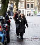 Amsterdam 7 december 2024
Ruud de Wild en zijn nieuwe vriendin Linda Stulic verlaten s ochtends samen het huis van Ruud en gaan met de auto naar hun winkel in de Jordaan . Ze hebben daar een pop up store. Linda is een fantastische fotograaf die ook wel de nieuwe Anton Corbijn wordt genoemd.