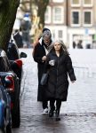 Amsterdam 7 december 2024
Ruud de Wild en zijn nieuwe vriendin Linda Stulic verlaten s ochtends samen het huis van Ruud en gaan met de auto naar hun winkel in de Jordaan . Ze hebben daar een pop up store. Linda is een fantastische fotograaf die ook wel de nieuwe Anton Corbijn wordt genoemd.