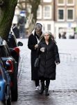 Amsterdam 7 december 2024
Ruud de Wild en zijn nieuwe vriendin Linda Stulic verlaten s ochtends samen het huis van Ruud en gaan met de auto naar hun winkel in de Jordaan . Ze hebben daar een pop up store. Linda is een fantastische fotograaf die ook wel de nieuwe Anton Corbijn wordt genoemd.