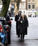 Amsterdam 7 december 2024
Ruud de Wild en zijn nieuwe vriendin Linda Stulic verlaten s ochtends samen het huis van Ruud en gaan met de auto naar hun winkel in de Jordaan . Ze hebben daar een pop up store. Linda is een fantastische fotograaf die ook wel de nieuwe Anton Corbijn wordt genoemd.