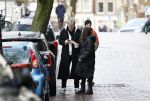 Amsterdam 7 december 2024
Ruud de Wild en zijn nieuwe vriendin Linda Stulic verlaten s ochtends samen het huis van Ruud en gaan met de auto naar hun winkel in de Jordaan . Ze hebben daar een pop up store. Linda is een fantastische fotograaf die ook wel de nieuwe Anton Corbijn wordt genoemd.