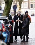 Amsterdam 7 december 2024
Ruud de Wild en zijn nieuwe vriendin Linda Stulic verlaten s ochtends samen het huis van Ruud en gaan met de auto naar hun winkel in de Jordaan . Ze hebben daar een pop up store. Linda is een fantastische fotograaf die ook wel de nieuwe Anton Corbijn wordt genoemd.