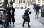 Amsterdam 7 december 2024
Ruud de Wild en zijn nieuwe vriendin Linda Stulic verlaten s ochtends samen het huis van Ruud en gaan met de auto naar hun winkel in de Jordaan . Ze hebben daar een pop up store. Linda is een fantastische fotograaf die ook wel de nieuwe Anton Corbijn wordt genoemd.