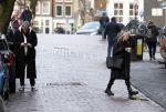 Amsterdam 7 december 2024
Ruud de Wild en zijn nieuwe vriendin Linda Stulic verlaten s ochtends samen het huis van Ruud en gaan met de auto naar hun winkel in de Jordaan . Ze hebben daar een pop up store. Linda is een fantastische fotograaf die ook wel de nieuwe Anton Corbijn wordt genoemd.