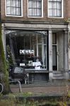 Amsterdam 7 december 2024
Ruud de Wild en zijn nieuwe vriendin Linda Stulic verlaten s ochtends samen het huis van Ruud en gaan met de auto naar hun winkel in de Jordaan . Ze hebben daar een pop up store. Linda is een fantastische fotograaf die ook wel de nieuwe Anton Corbijn wordt genoemd.