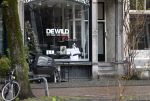 Amsterdam 7 december 2024
Ruud de Wild en zijn nieuwe vriendin Linda Stulic verlaten s ochtends samen het huis van Ruud en gaan met de auto naar hun winkel in de Jordaan . Ze hebben daar een pop up store. Linda is een fantastische fotograaf die ook wel de nieuwe Anton Corbijn wordt genoemd.