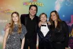 Amsterdam 8 december 2024
Premiere Juf Brakel in Pathe Arena met in de  Xander de Buisonje met zijn nichtje