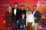 Amsterdam 7 december 2025
Premiere Juf Braaksel in Pathe Noord . david Cocheret kwam met zijn zwanger vrouw familie en vader Jan Cocheret