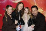 Amsterdam 7 december 2025
Premiere Juf Braaksel in Pathe Noord . Djarno Hofland Manon Kool en hun kinderen