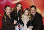 Amsterdam 7 december 2025
Premiere Juf Braaksel in Pathe Noord . Djarno Hofland Manon Kool en hun kinderen