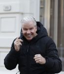 Amsterdam 22 december 2025
Dreis Roelvink bellend op de pc hooftstraat